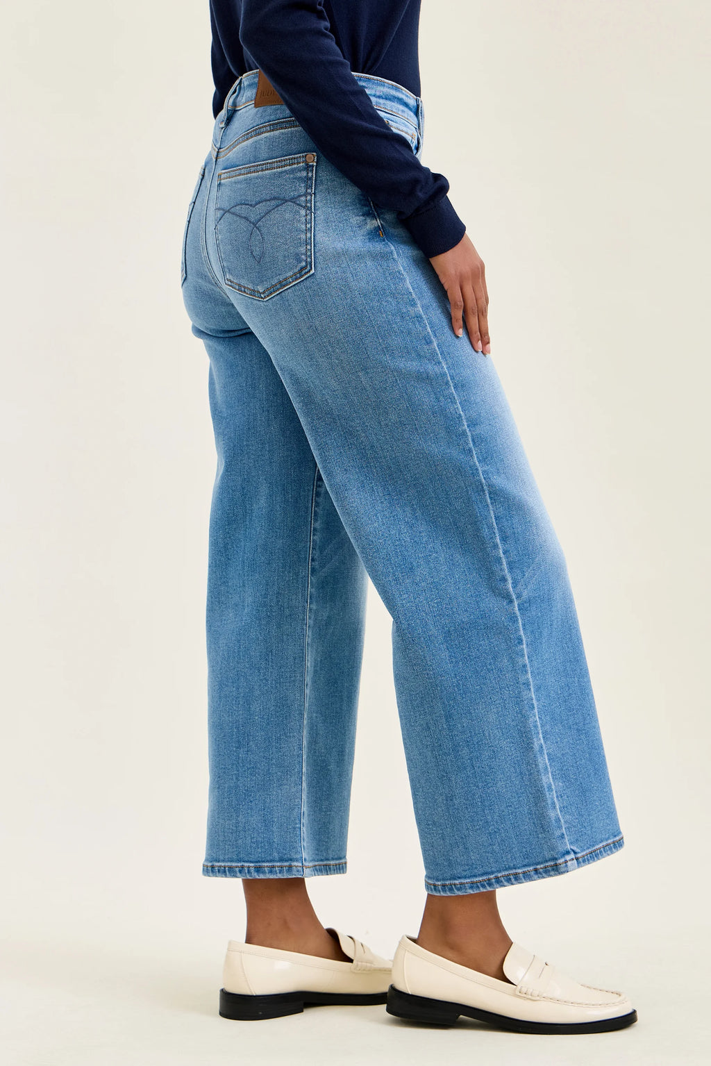 JUDY BLUE Mid-Rise Claudia Ankle Wide - Medium Blue