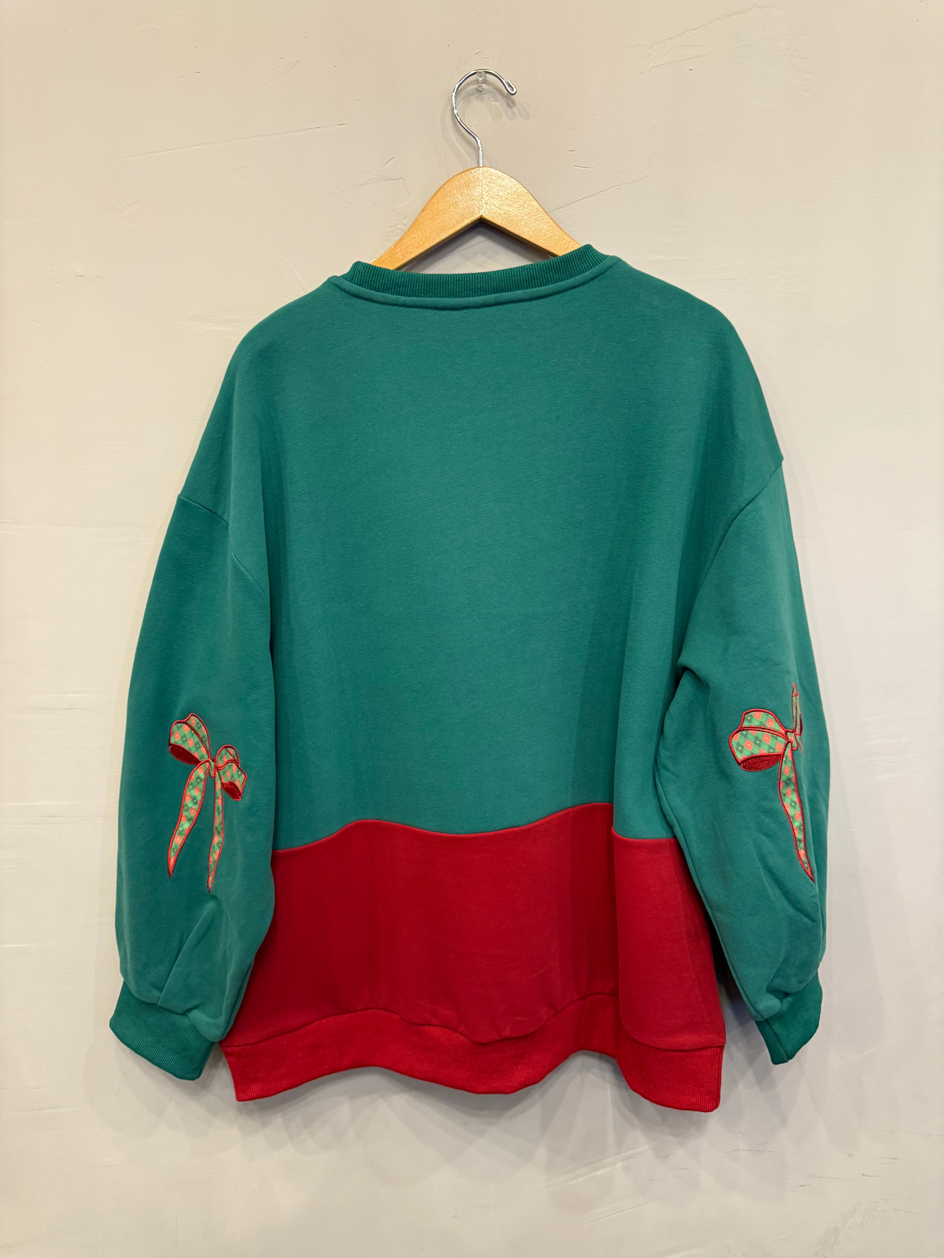 QUEEN OF SPARKLES Green CHRISTMAS LIVING ROOM Sweatshirt with Bow Sleeves