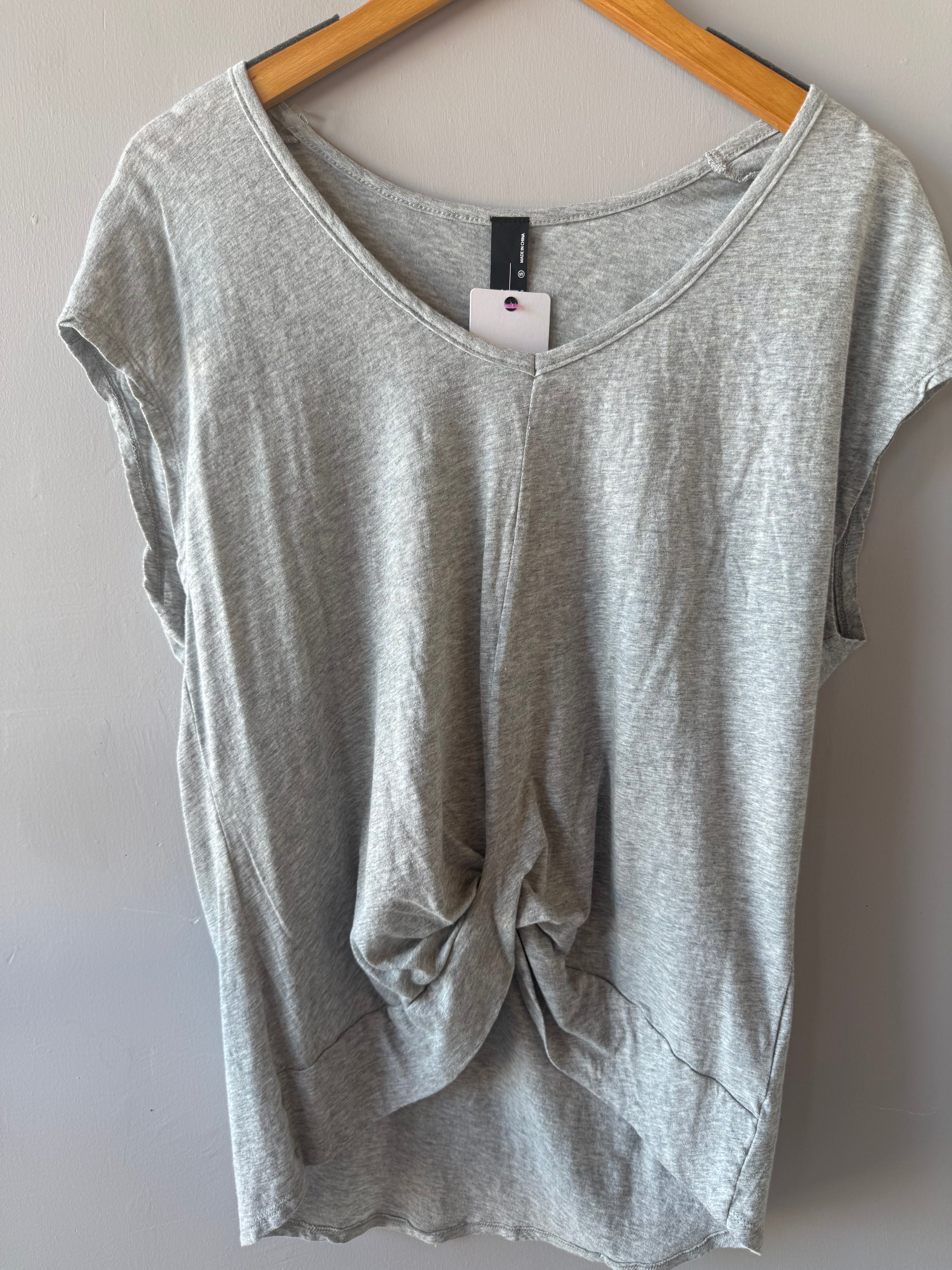 BOBI Front Twist FASCINATE V-Neck Top