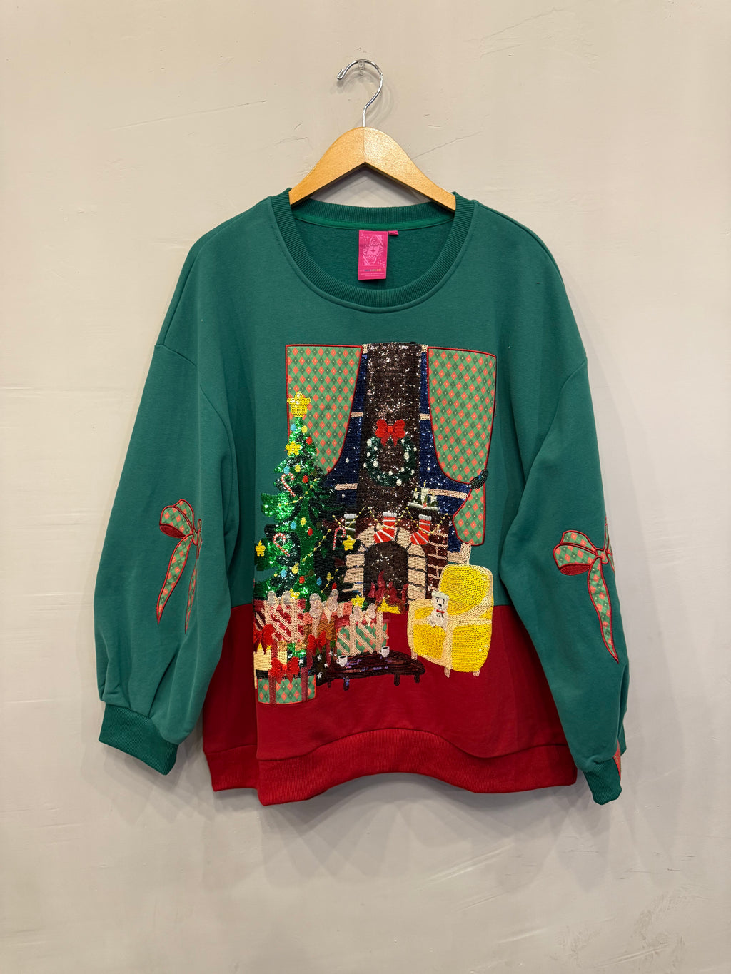 QUEEN OF SPARKLES Green CHRISTMAS LIVING ROOM Sweatshirt with Bow Sleeves