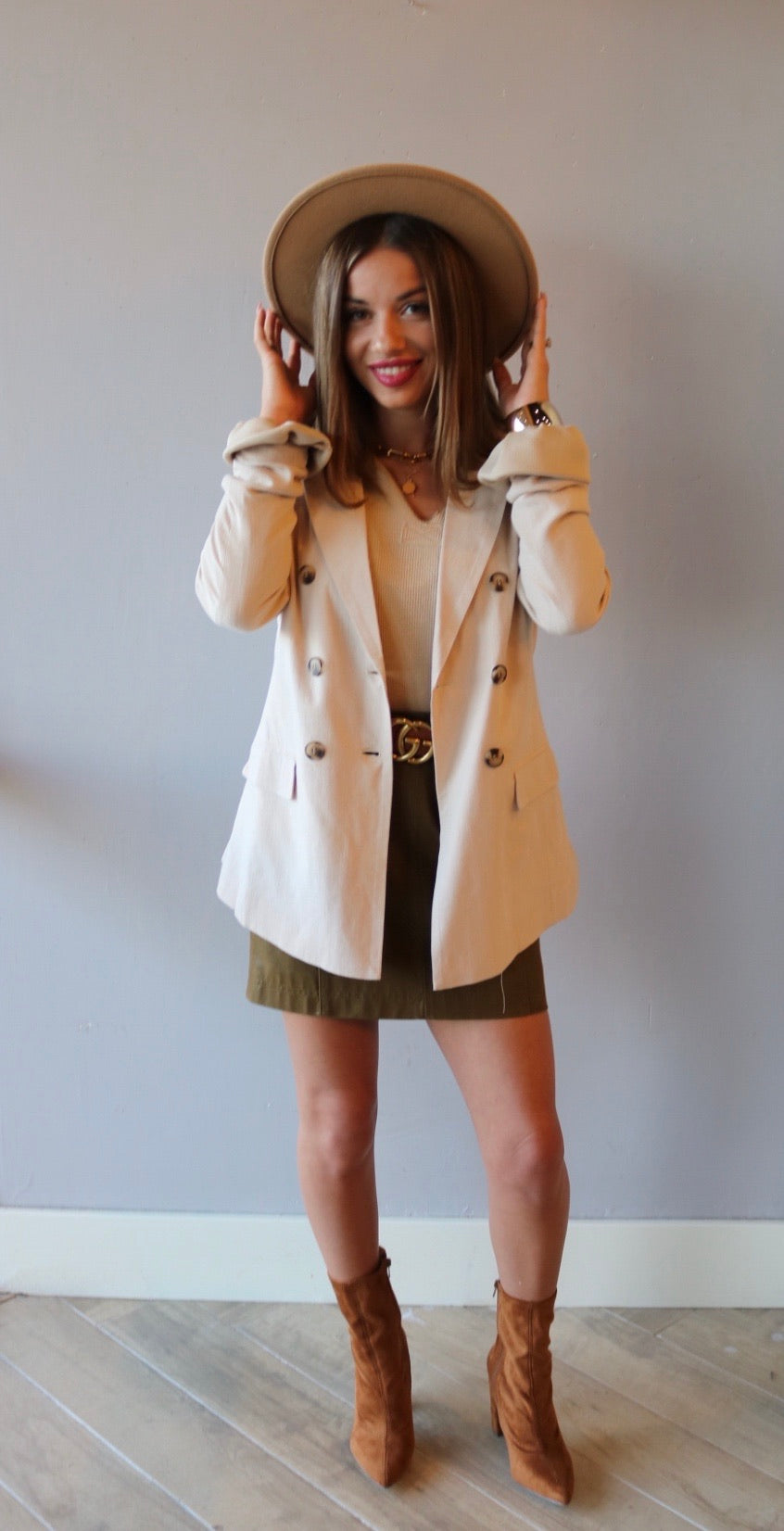 The Sang SURFACE NotchNeck WaistCrop LightWeight Sweater Top