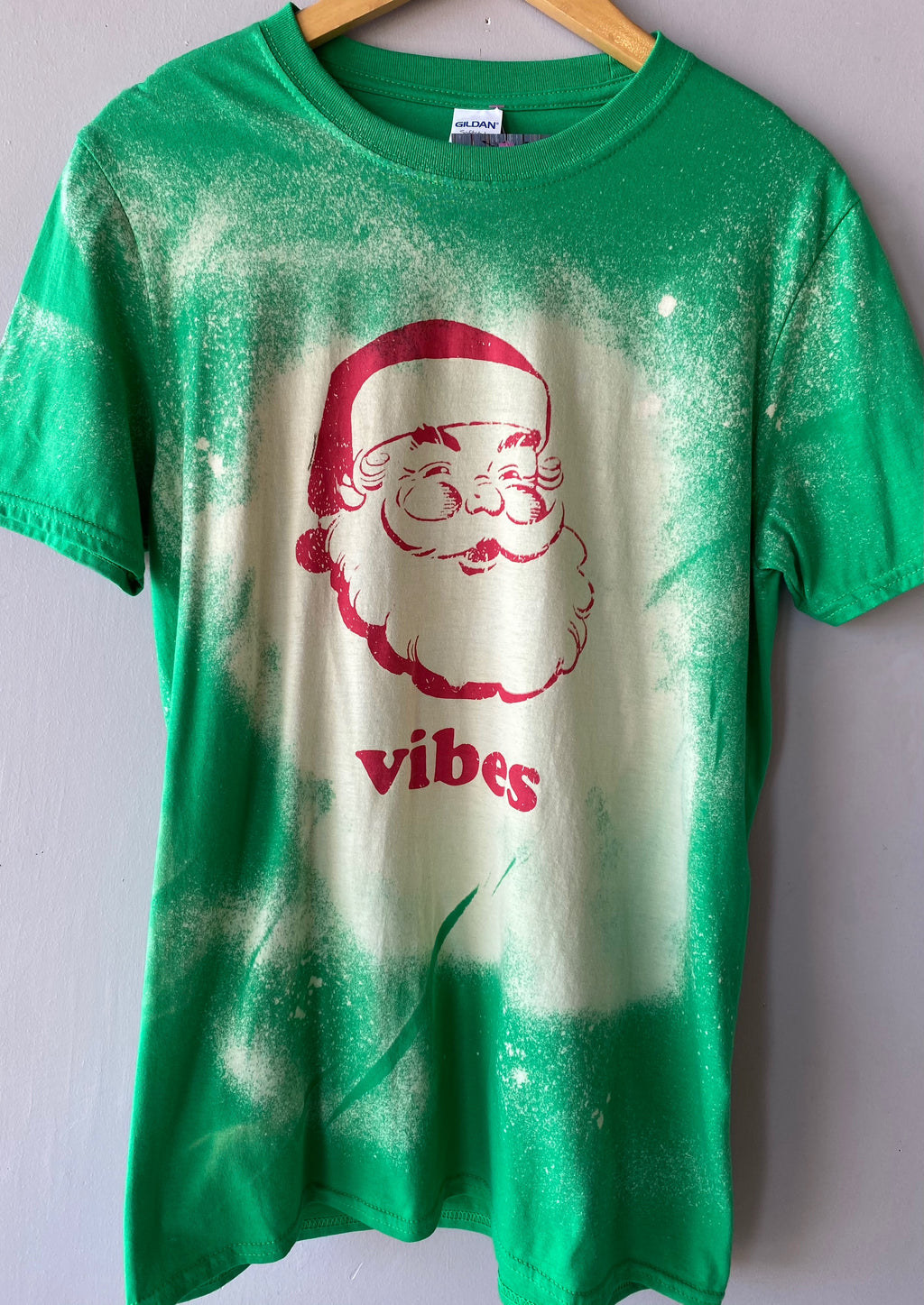 MH SANTA VIBES Bleached Tee